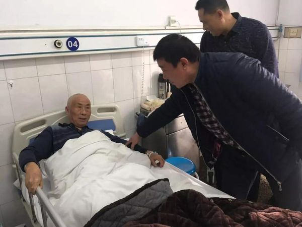 慰問住院?jiǎn)T工，傳遞家的溫暖